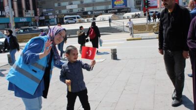 Terzi Baba Yurdu gönüllü öğrencileri, dört yolda çocuklara bayrak ve