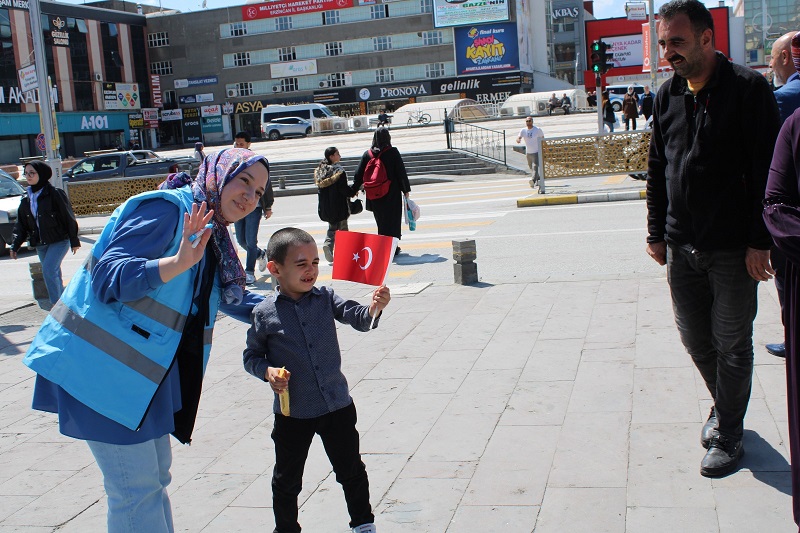 Terzi Baba Yurdu gönüllü öğrencileri, dört yolda çocuklara bayrak ve