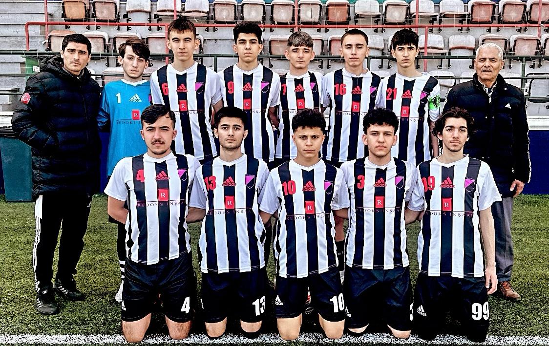 Güngören Belediye Stadı’nda oynanan İstanbul Gençlergücüspor Yedikulespor U-17 ligi maçı