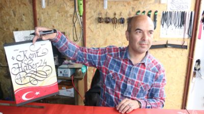 Ebru ve Hat Sanatçısı Salih Ülker Erzincan Belediyesi önünde açılan