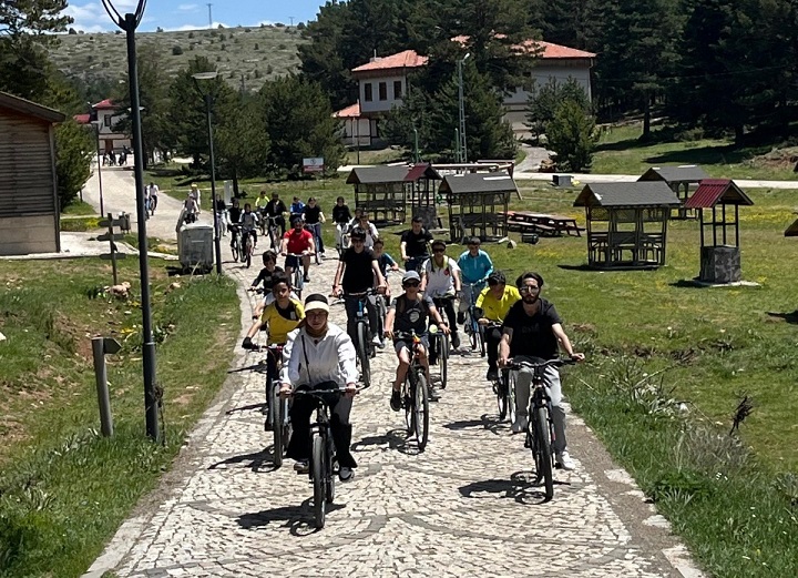 Refahiye bisiklet turu ile gençler Dumanlı Tabiat Parkı'nda pedal çevirdi.