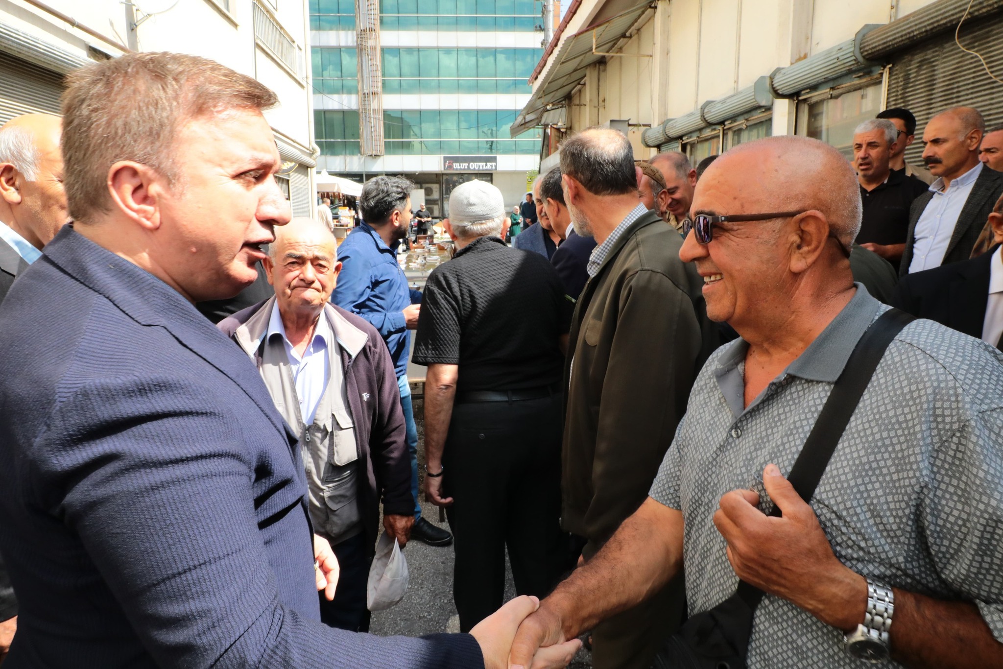 Erzincan’ın tarihi Buğday Meydan’ında çıkan yangının yaraları siliniyor. Esnaf ile