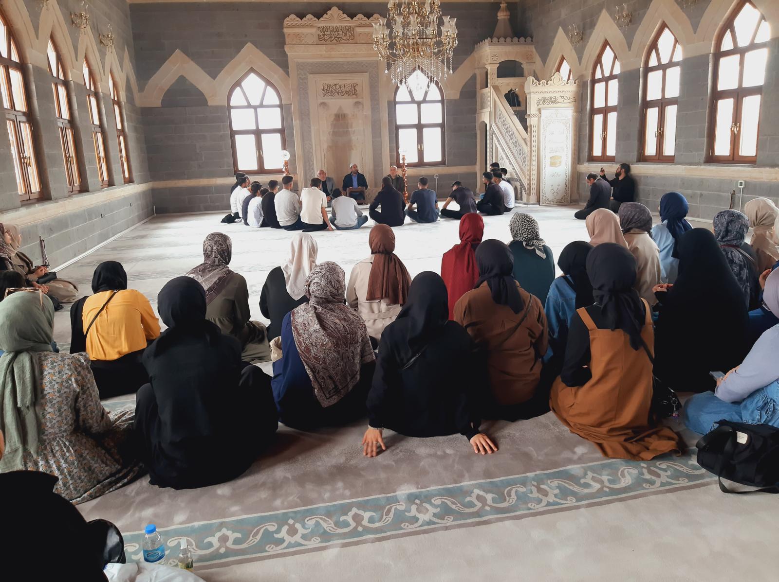 Erzincan Müftülüğü Diyanet Gençlik Hizmetlerinin başlatmış olduğu "𝐄𝐫𝐳𝐢𝐧𝐜𝐚𝐧'𝐝𝐚 𝐔̈𝐜̧ 𝐕𝐚𝐤𝐢𝐭"