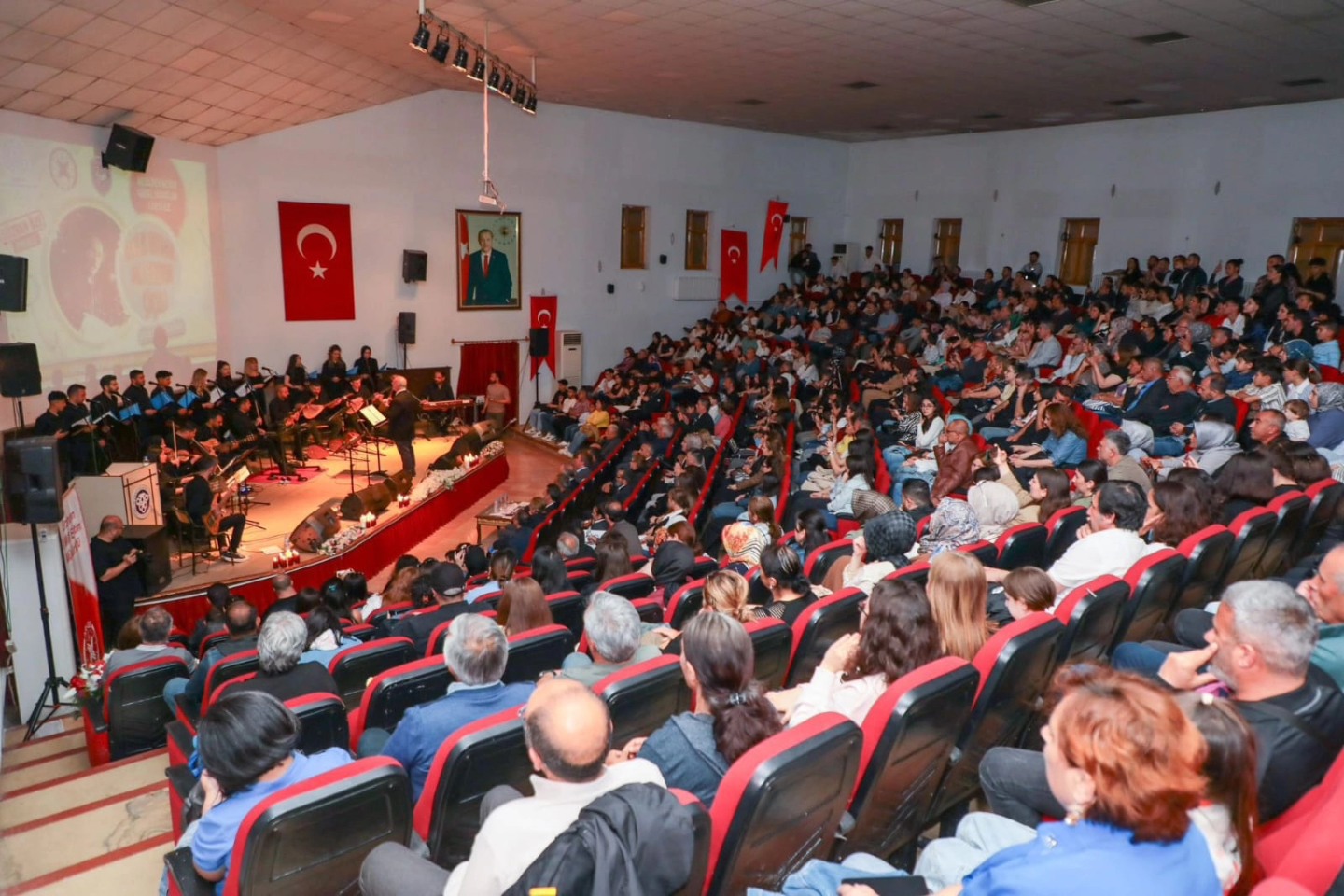 Türk halk müziğine birçok unutulmaz türkü armağan eden bağlama sanatçısı,