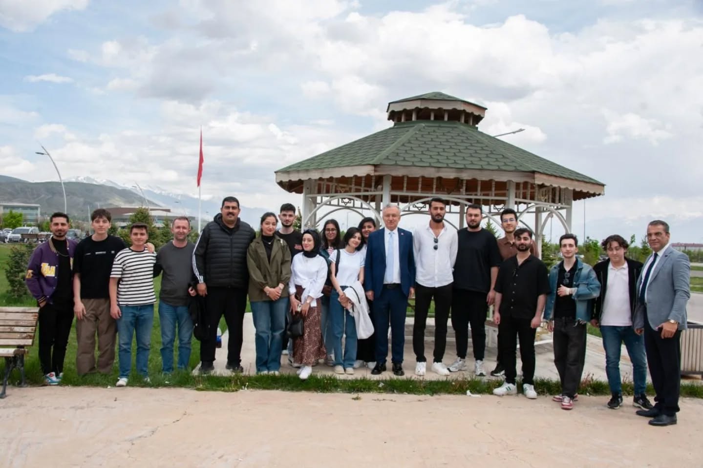 Erzincan Binali Yıldırım Üniversitesi Rektörü Prof. Dr. Akın Levent, Üzümlü