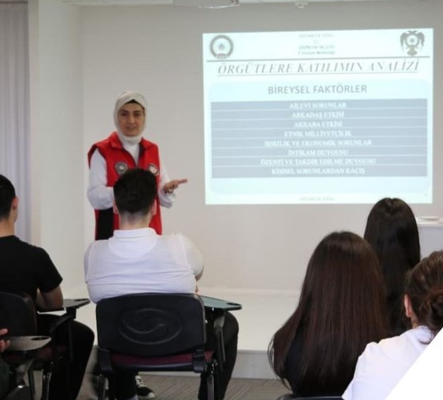 Erzincan Polisinden öğrencilere yönelik terör bilgilendirmesi Erzincan Polisi “Gençlik ve Güvenli Gelecek” projesi kapsamında ortaöğretim kurumlarına