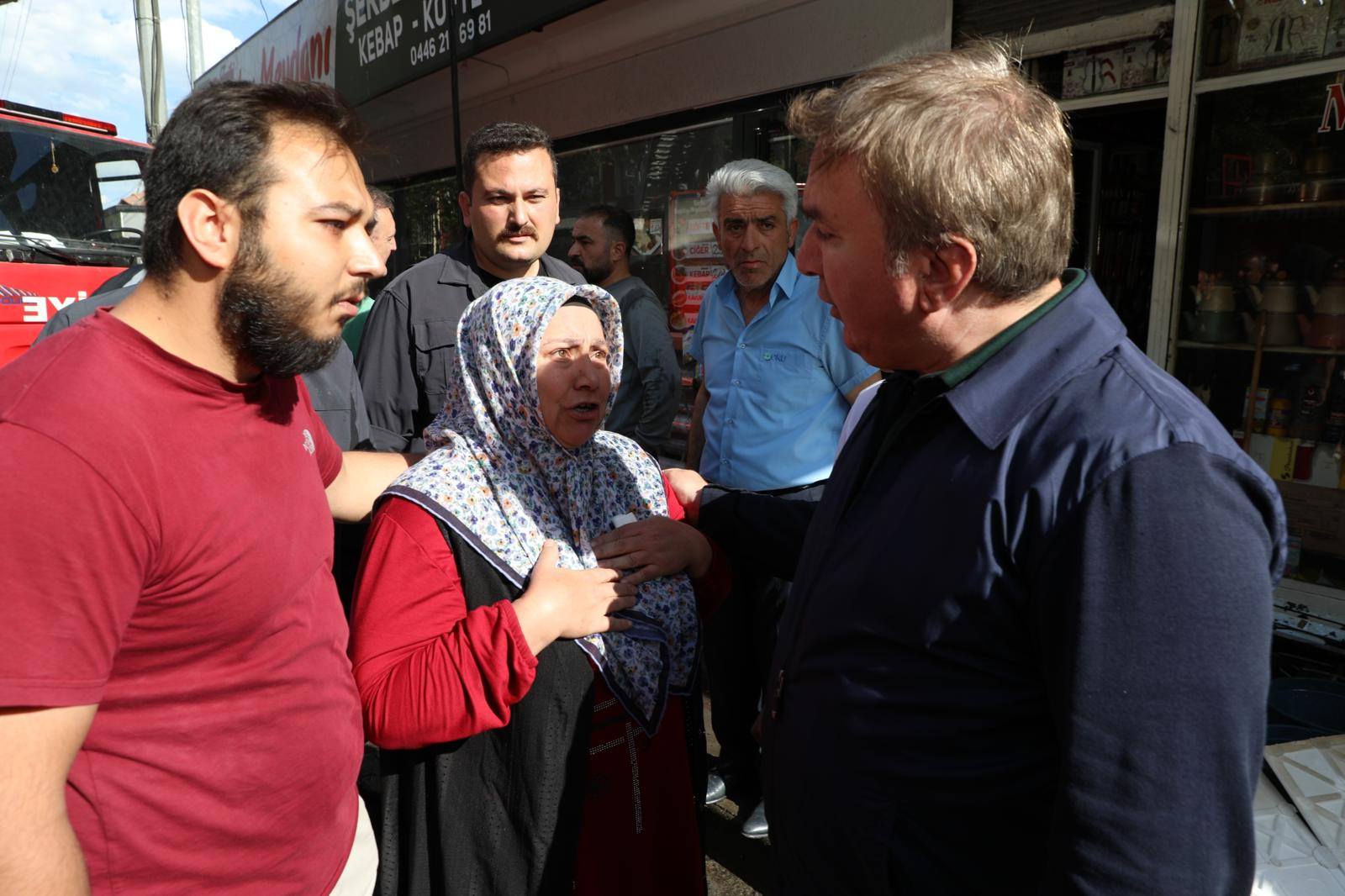 Erzincan’ın Tarihi Buğday Meydanı’nda meydana gelen yangında esnafın yanında olan