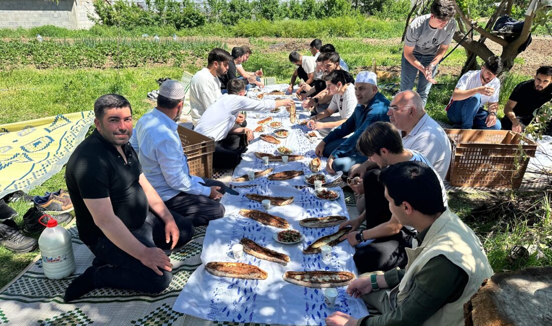 Erzincan Binali Yıldırım Üniversitesi öğrencileri, manevi rehberler ve İl Müftü