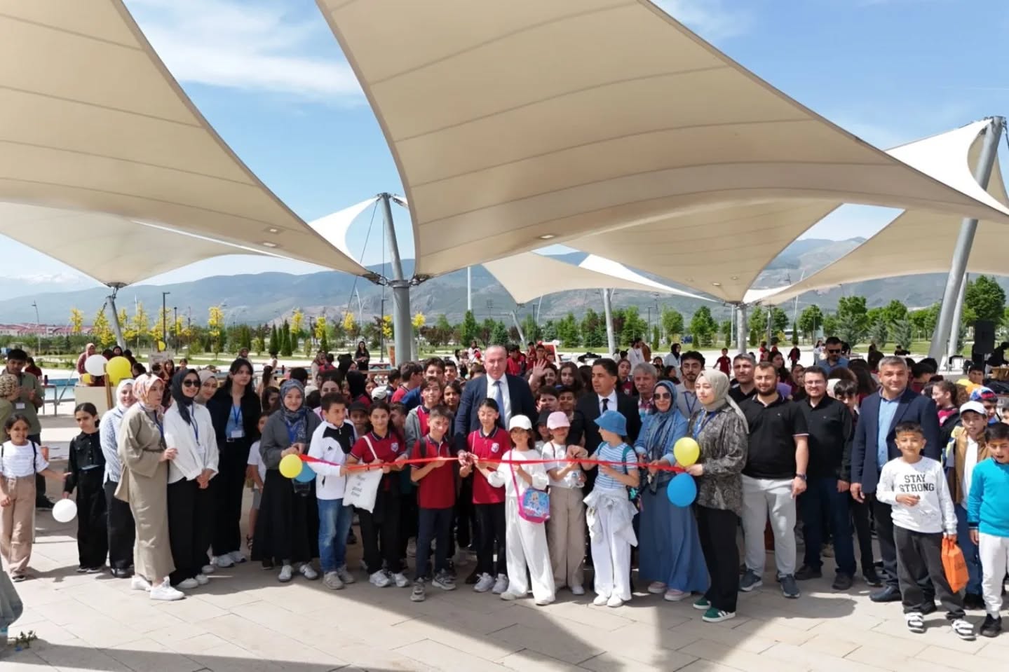 Eğitim Fakültesi İlköğretim Matematik Öğretmenliği öğrencileri tarafından düzenlenen matematik şenliği,