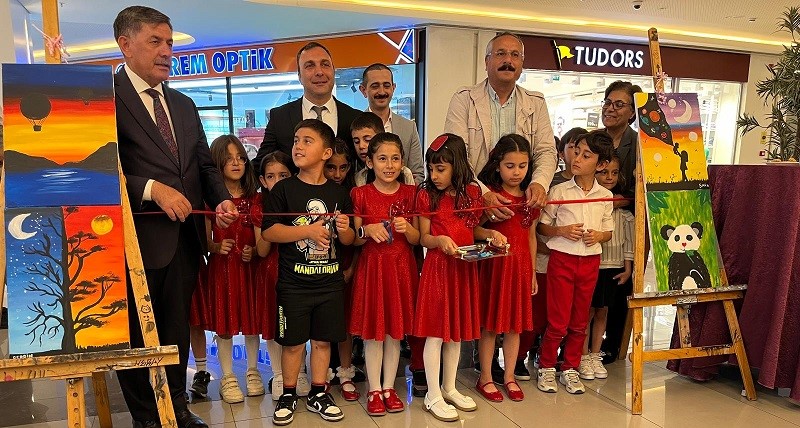 Erzincan Hayrettin Paşa İlkokulu Minik öğrencileri yıl boyunca yaptıkları resimleri