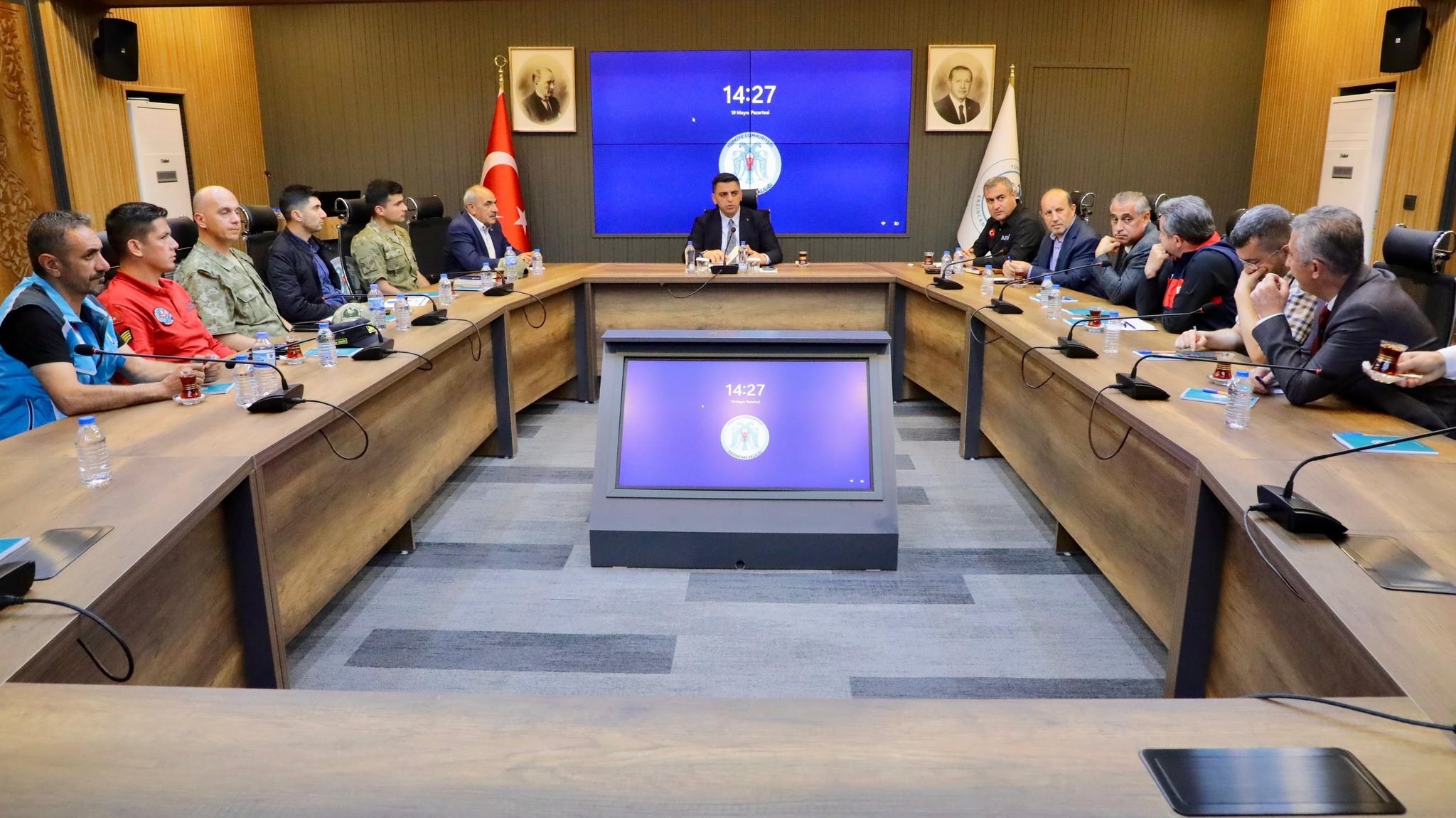 Afet ve acil durum hallerinde alınacak önlemleri değerlendirmek, kamu kurum-kuruluşları