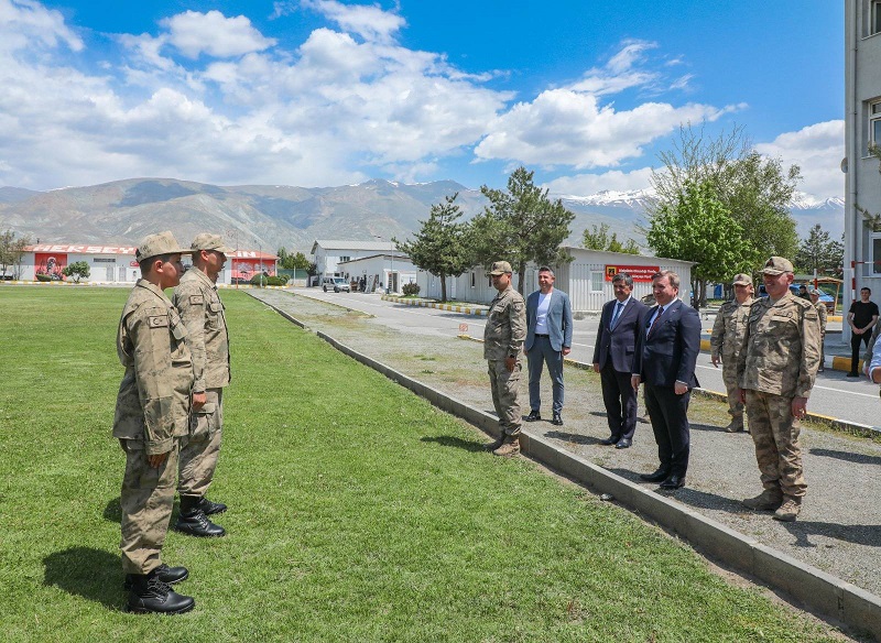 Erzincan Valisi Hamza Aydoğdu’nun okul ziyareti esnasında kardeşi tarafından otizmli