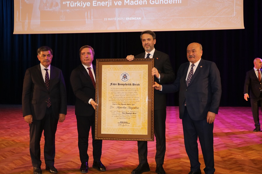 Enerji ve Tabii Kaynaklar Bakanı Alparslan Bayraktar, Erzincan’da öğrencilerle buluştu.