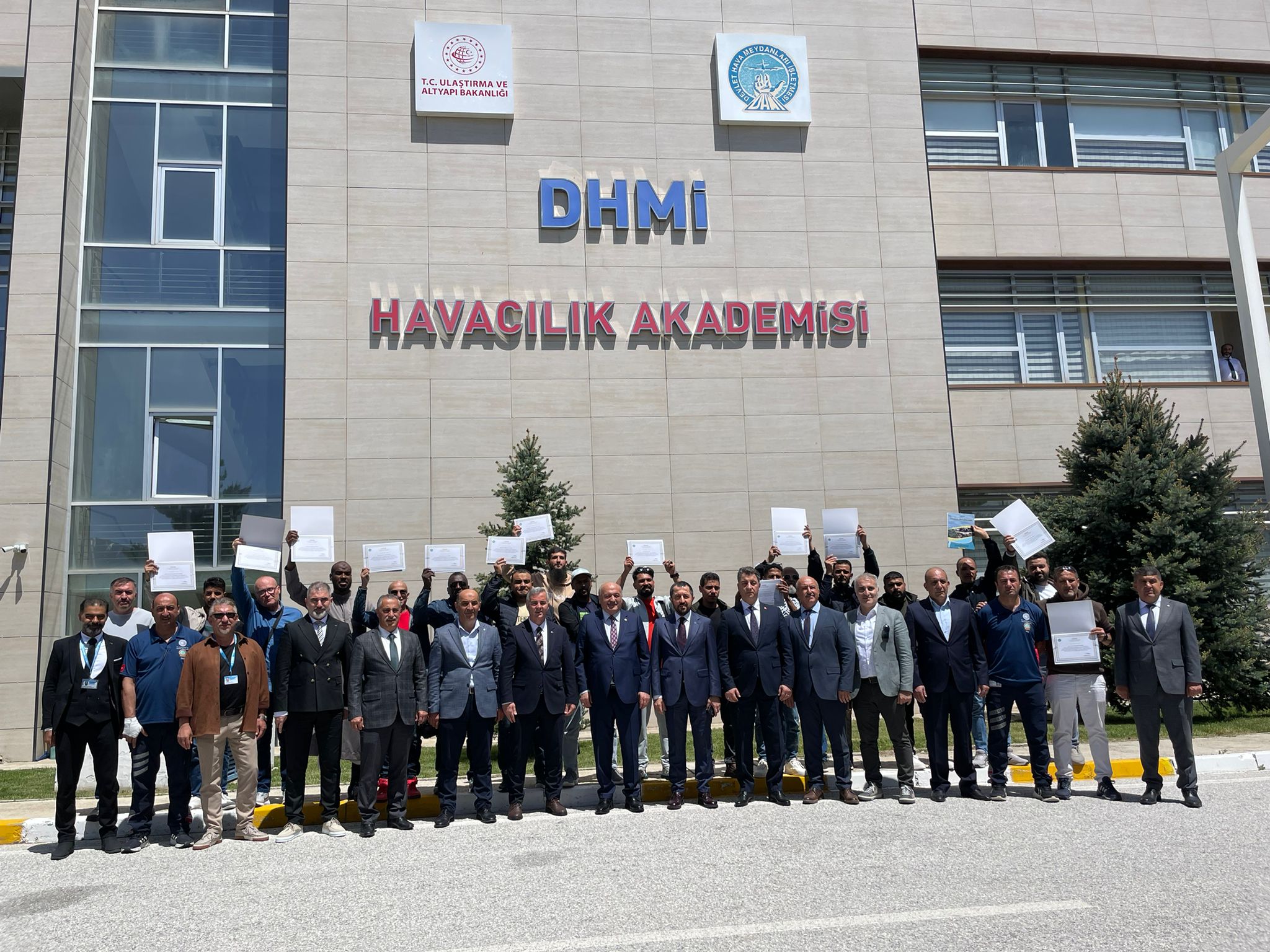 AK Parti Erzincan Milletvekili Süleyman Karaman, Erzincan Havalimanı'nda bulunan ve