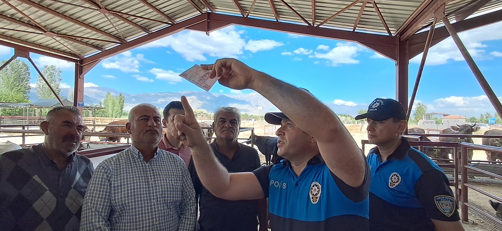Yaklaşan Kurban Bayramı dolayısıyla Erzincan’da kurulan canlı hayvan pazarında İl