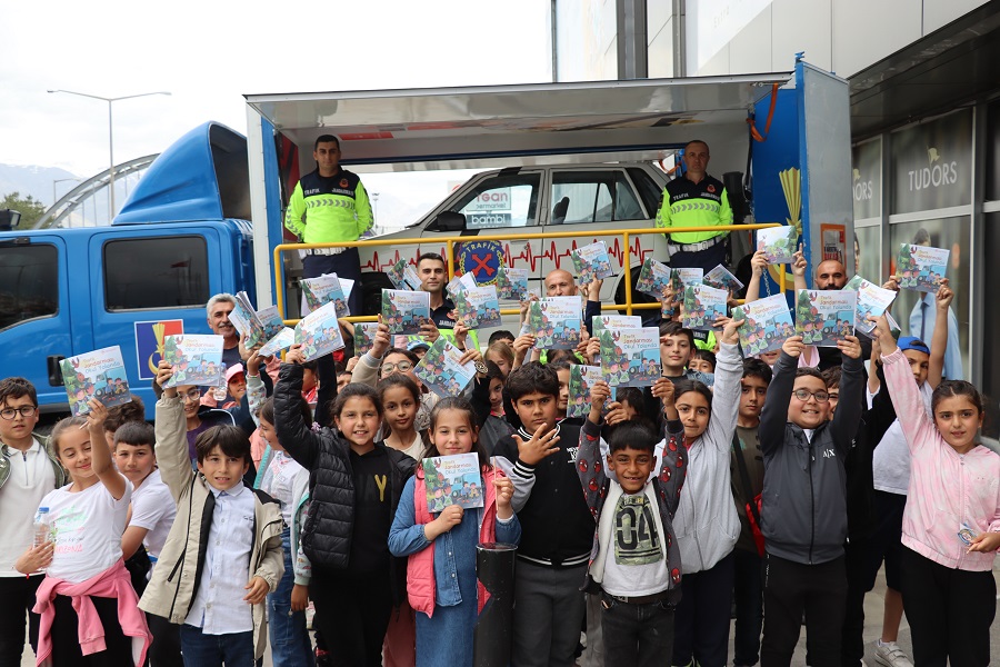 "Bir Kural Bir Ömür" mottosuyla ülke genelinde kutlanan Karayolu Trafik