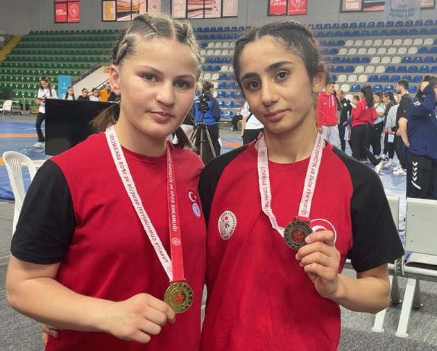 Erzincanlı sporcular Rize'deki Yıldız Kızlar Güreş Türkiye Şampiyonası'nda kürsüde! Safiye