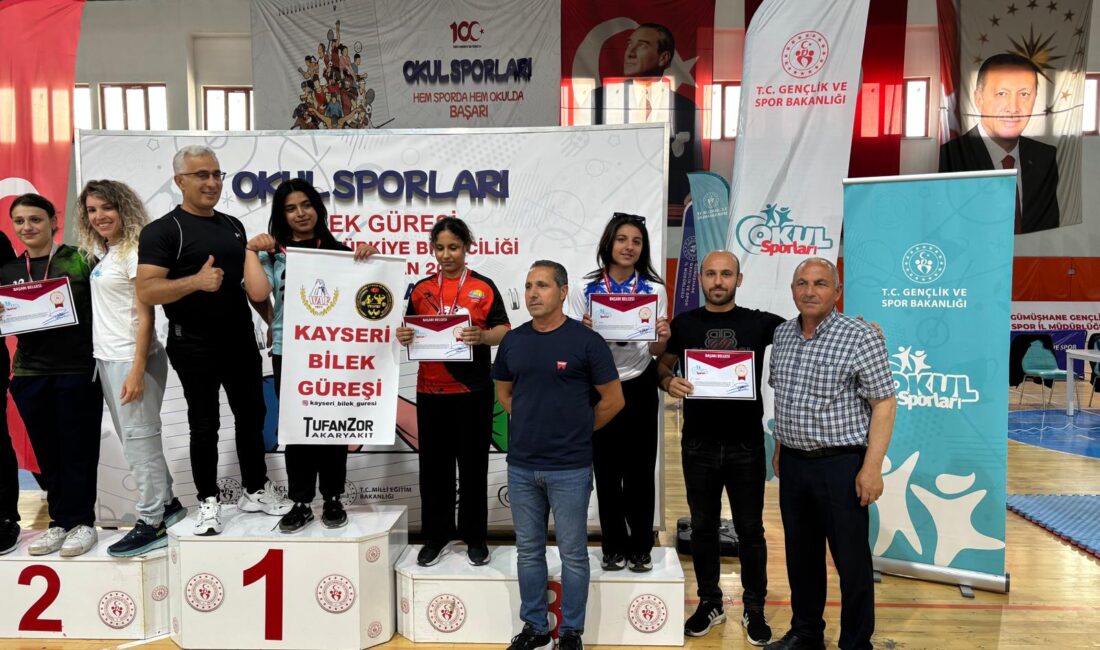 Şehit Ahmet Aytekin Ortaokulu öğrencisi Hafsanur Nisa Dalga, Gümüşhane'deki Türkiye