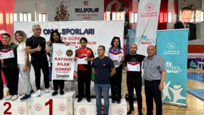 Şehit Ahmet Aytekin Ortaokulu öğrencisi Hafsanur Nisa Dalga, Gümüşhane'deki Türkiye