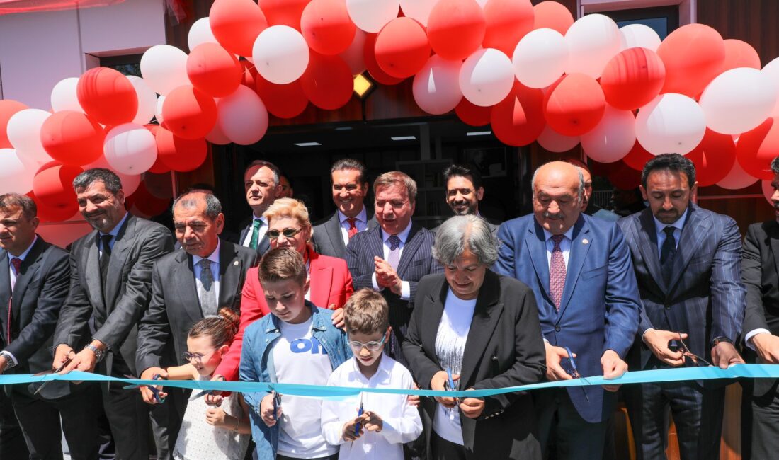 Erzincan Valiliği koordinesinde "Kitap Kafe Projesi" kapsamında; hayırseverin destekleriyle yaptırılan