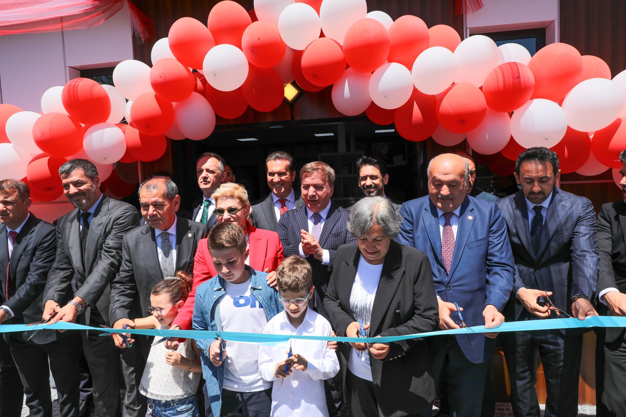 Erzincan Valiliği koordinesinde "Kitap Kafe Projesi" kapsamında; hayırseverin destekleriyle yaptırılan