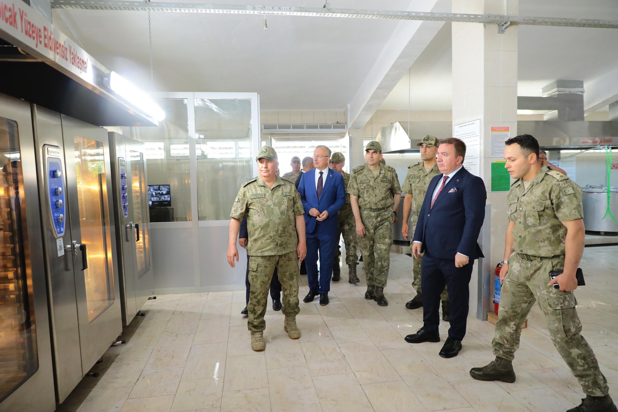 3'üncü Ordu Komutanlığında bulunan ve Erzincan Valiliğinin katkılarıyla yenilenen mutfağın