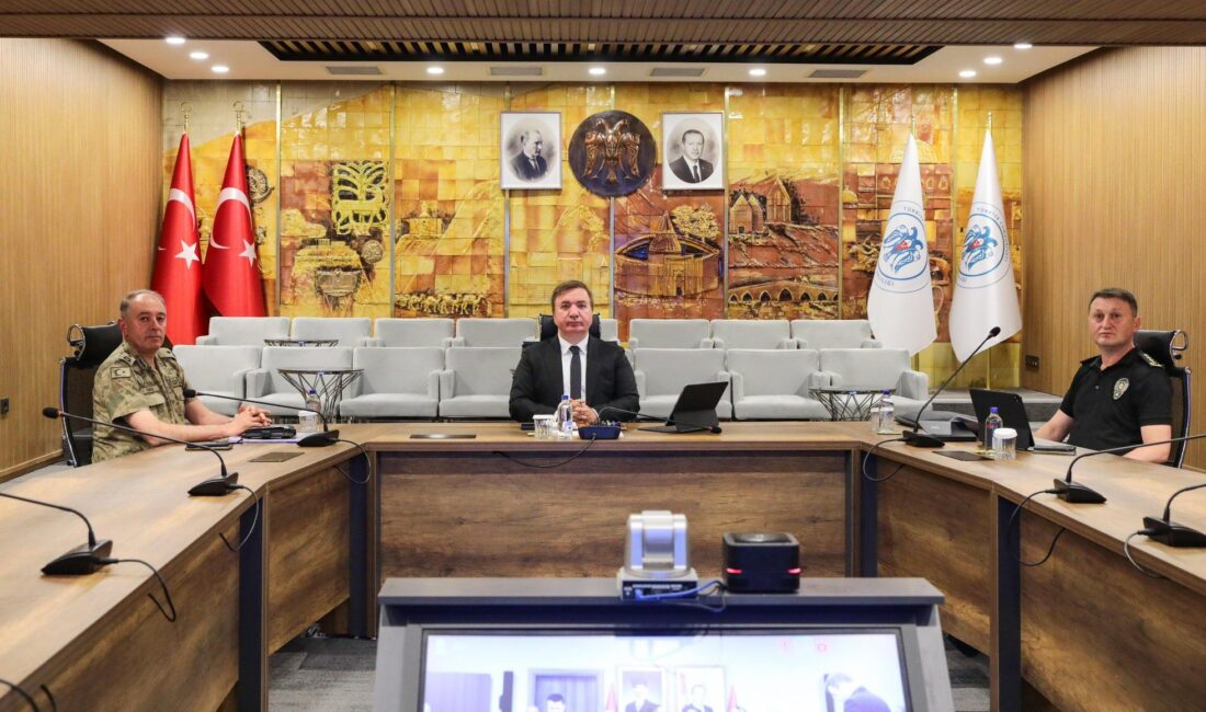 Erzincan Valisi Hamza Aydoğdu, İçişleri Bakanı Ali Yerlikaya'nın başkanlığında düzenlenen