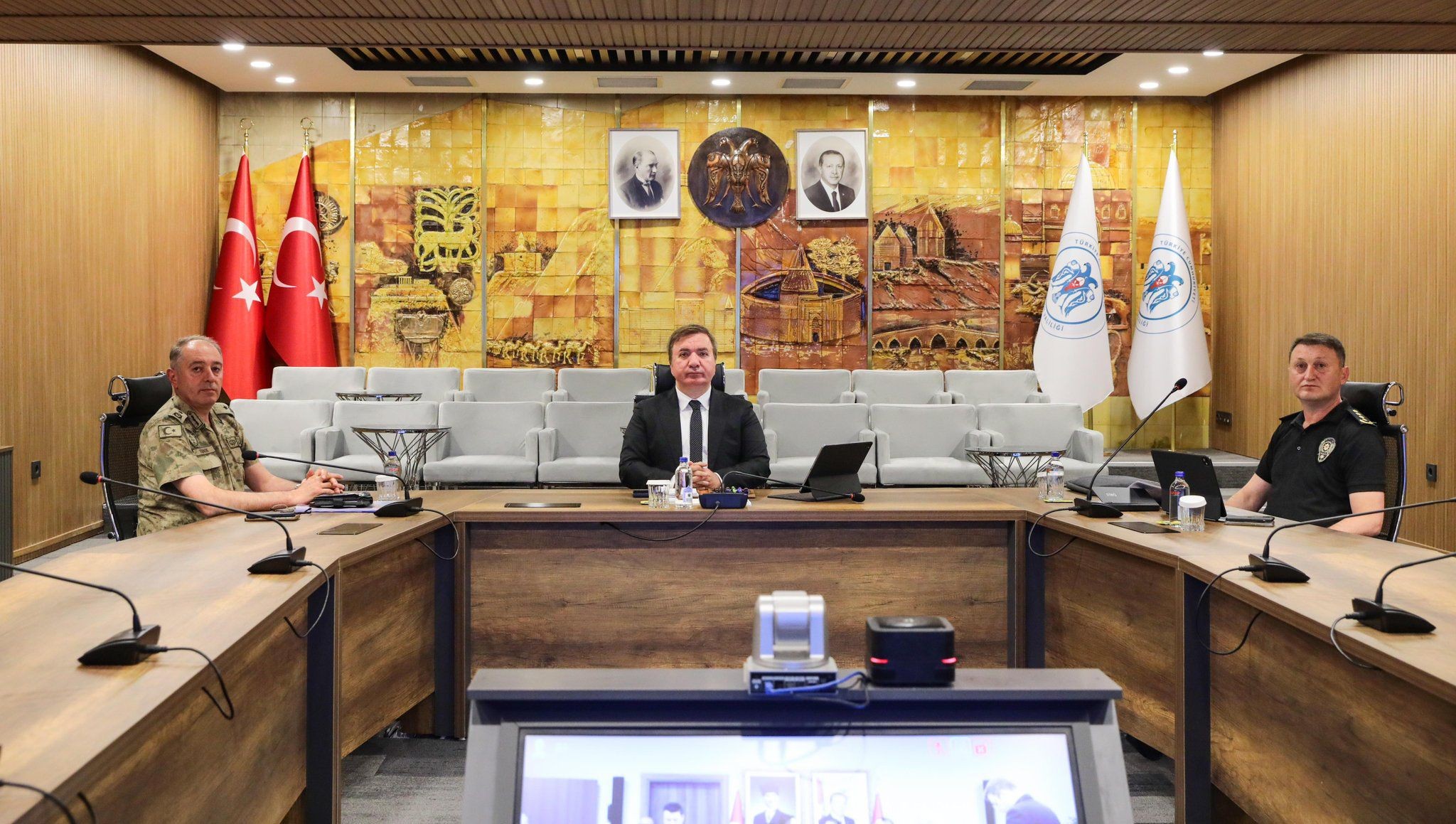 Erzincan Valisi Hamza Aydoğdu, İçişleri Bakanı Ali Yerlikaya'nın başkanlığında düzenlenen