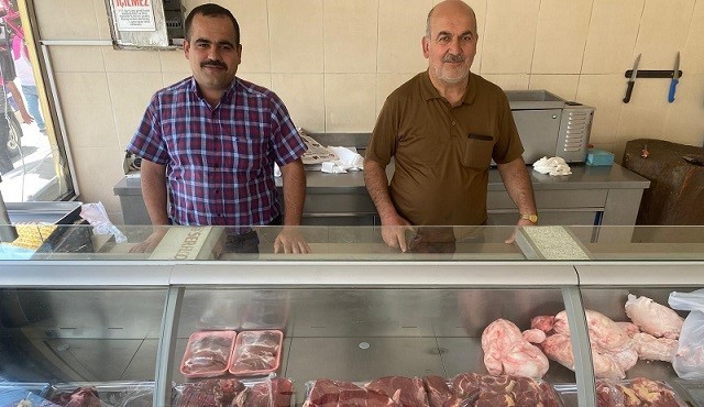 Erzincan’da yaklaşık yarım asırdır kasaplık yapan Faruk Toprak ve oğlu