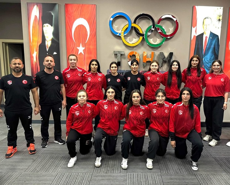 Erzincanlı milli badmintoncular, Bulgaristan'da düzenlenen uluslararası turnuvadan 4 madalya ile