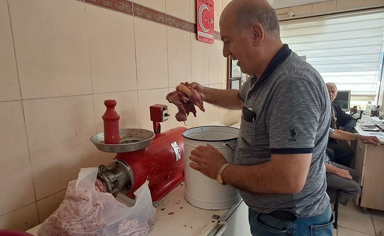 Erzincan’da bayramın birinci gününde kurban kesimlerinin ardından başlayan kasapların kıyma