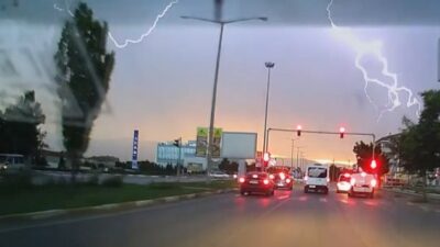 Erzincan’da akşam saatlerinde başlayan gök gürültülü sağanak yağış etkili oldu.