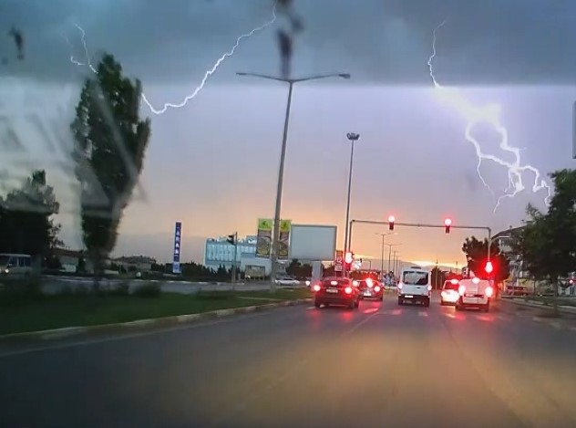 Erzincan’da akşam saatlerinde başlayan gök gürültülü sağanak yağış etkili oldu.
