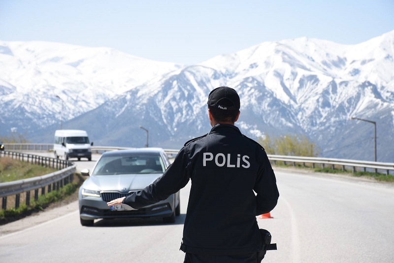 Erzincan Polisi, araması bulunan şahıslara yönelik yaptığı operasyonlarda 57 yıl