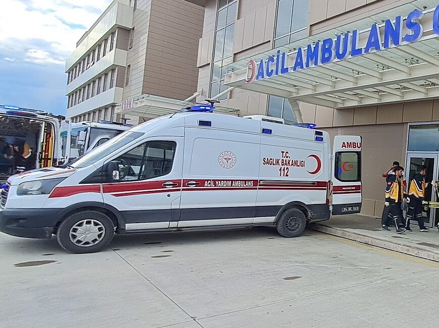 Erzincan’da öğlen saatlerinde 15.30 da otomobil ve motosikletin çarpıştığı trafik