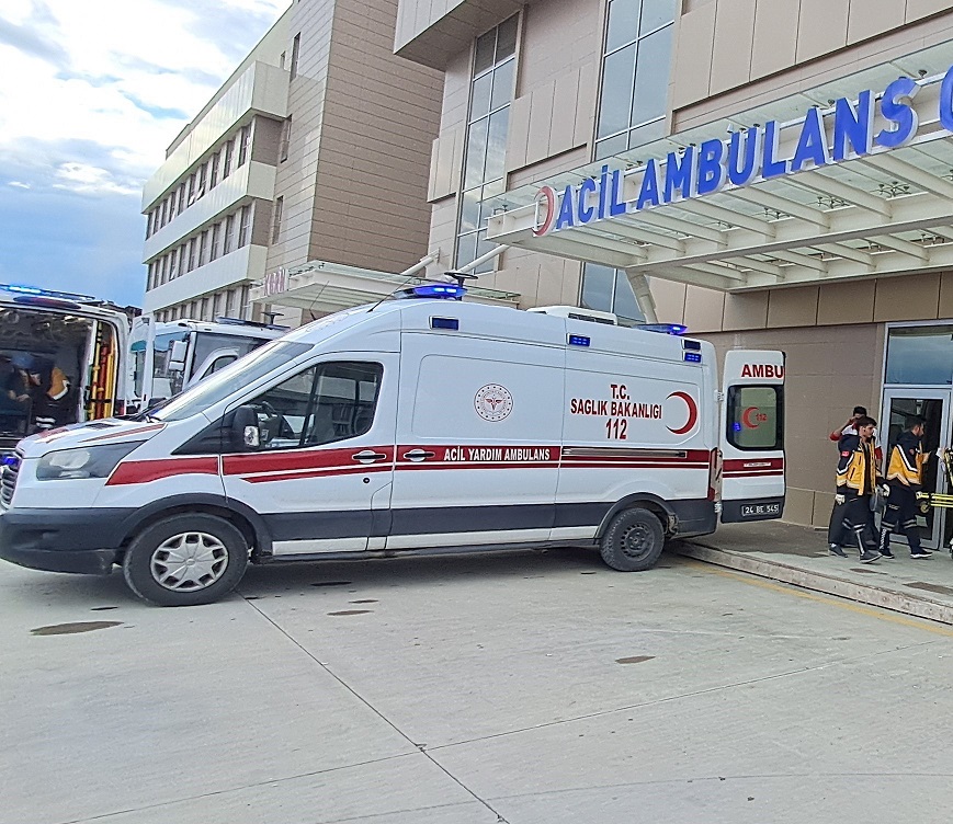 Erzincan’da öğlen saatlerinde 15.30 da otomobil ve motosikletin çarpıştığı trafik