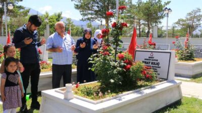 Kurban Bayramı arifesinde Erzincan’da vatandaşlar mezarlıklara ve şehitliklere akın etti.