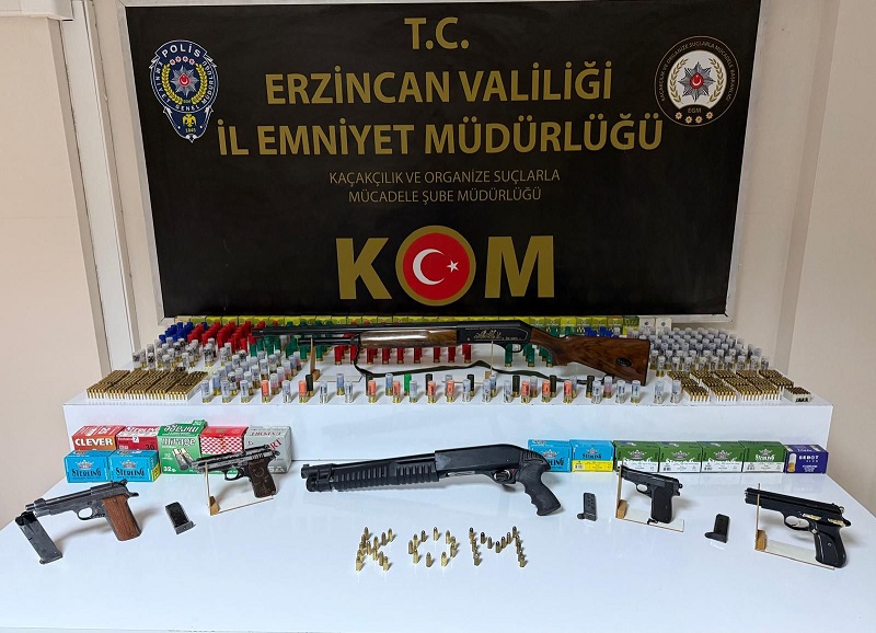 Erzincan polisi değerlendirdiği ihbar neticesinde gerçekleştirdiği operasyonda tüfek, tabanca ile
