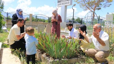 Kurban Bayramı’nın ilk gününde yüzlerce vatandaş, yakınlarının kabirlerini ziyaret ederek