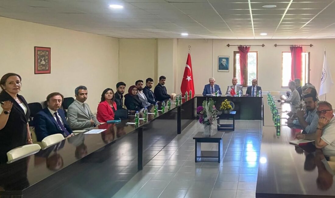 Memnuniyet anketi toplantısına katılan Erzincan Binali Yıldırım Üniversitesi Rektörü Prof.