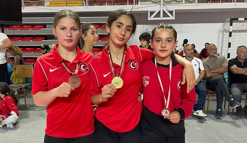 Cimin Siyah İnci Spor Kulübü güreşçileri, Sivas'taki U13 Türkiye Şampiyonası'na