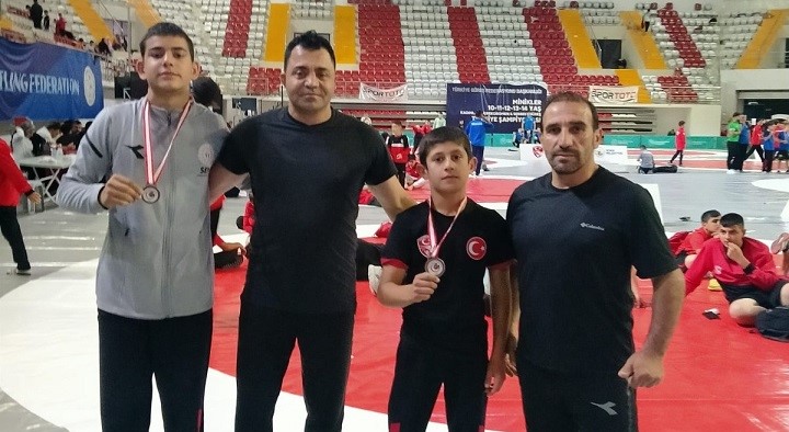 Erzincan Gençlik Spor Kulübü güreşçileri, Sivas'taki Türkiye Şampiyonası'nda önemli dereceler