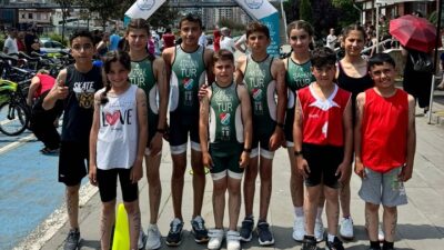 Yeşil Refahiye Spor Kulübü'nün genç triatletleri, Rize'de düzenlenen bölge yarışmalarında