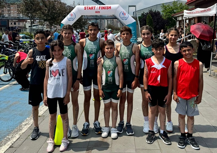 Yeşil Refahiye Spor Kulübü'nün genç triatletleri, Rize'de düzenlenen bölge yarışmalarında