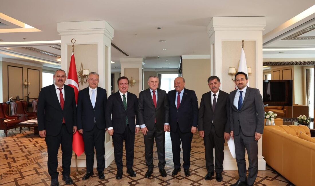 Gençlik ve Spor Bakanı Osman Aşkın Bak’ı makamında ziyaret eden