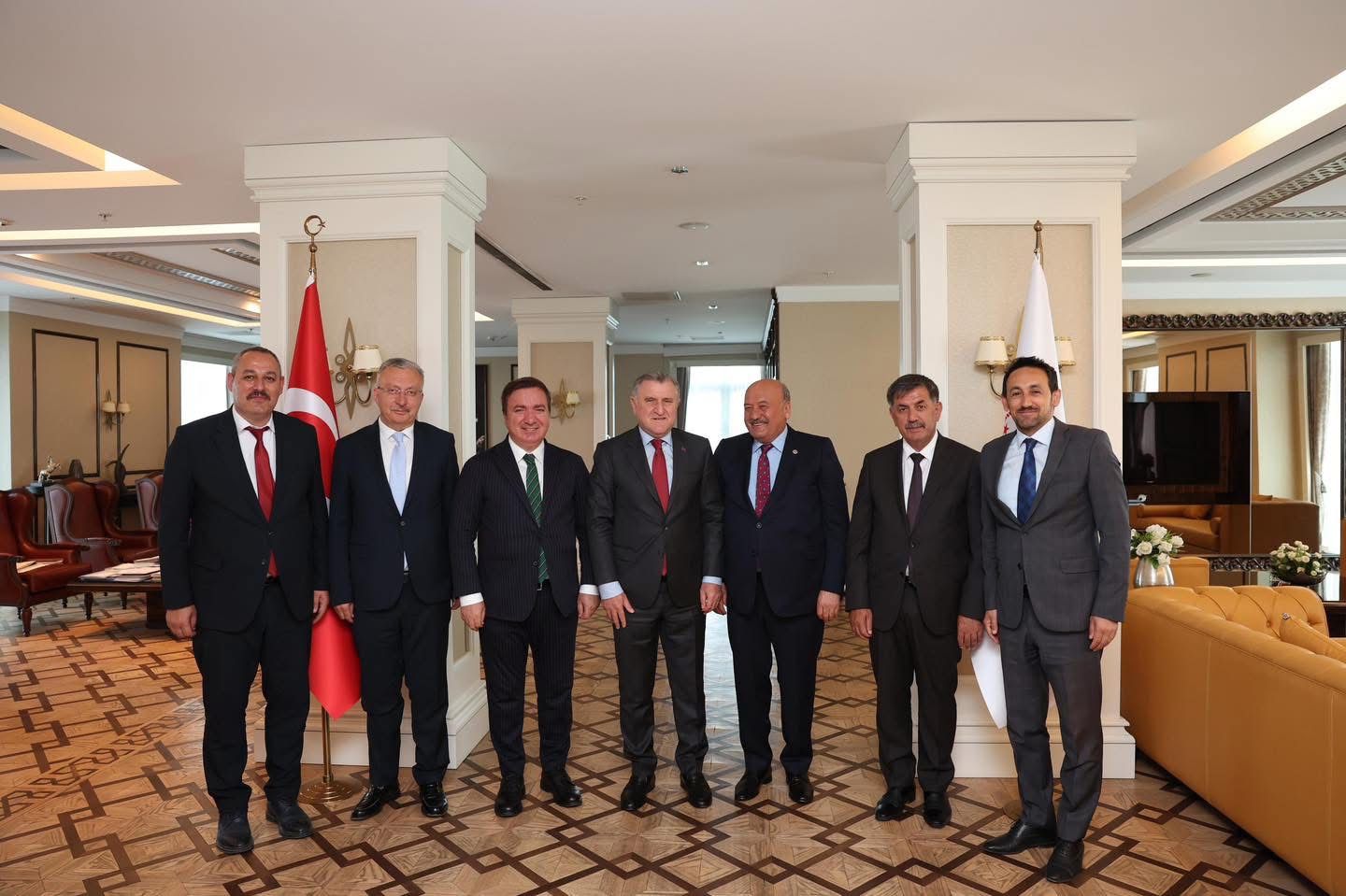 Gençlik ve Spor Bakanı Osman Aşkın Bak’ı makamında ziyaret eden