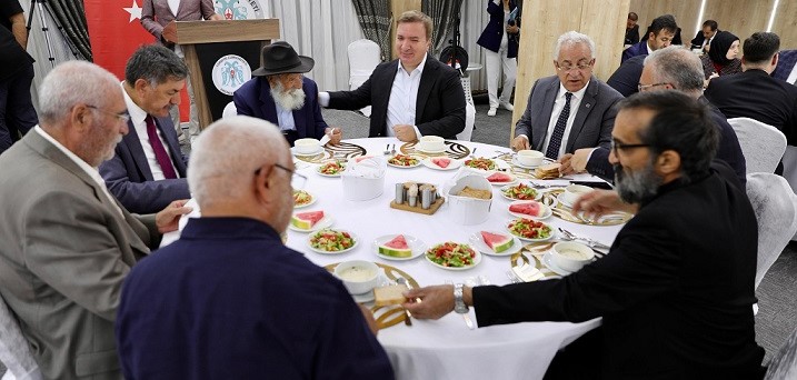 Erzincan Valiliği Muharrem Ayı dolayısıyla iftar programı düzenledi. Programda Vali