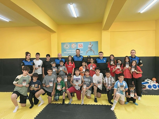 Erzincan Polisi Değer Erzincan spor okullarında bilgilendirme faaliyetlerini devam ettiriyor.