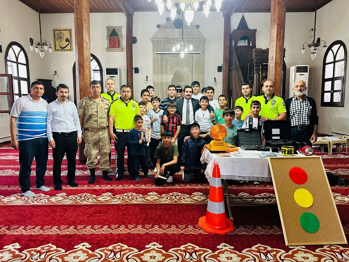 Erzincan Refahiye İlçesi Merkez Esat Muhlis Camii’nde kur’an kursuna giden