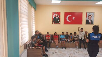 Erzincan Polisi Değer Erzincan spor okullarında bilgilendirme faaliyetlerini devam ettiriyor.